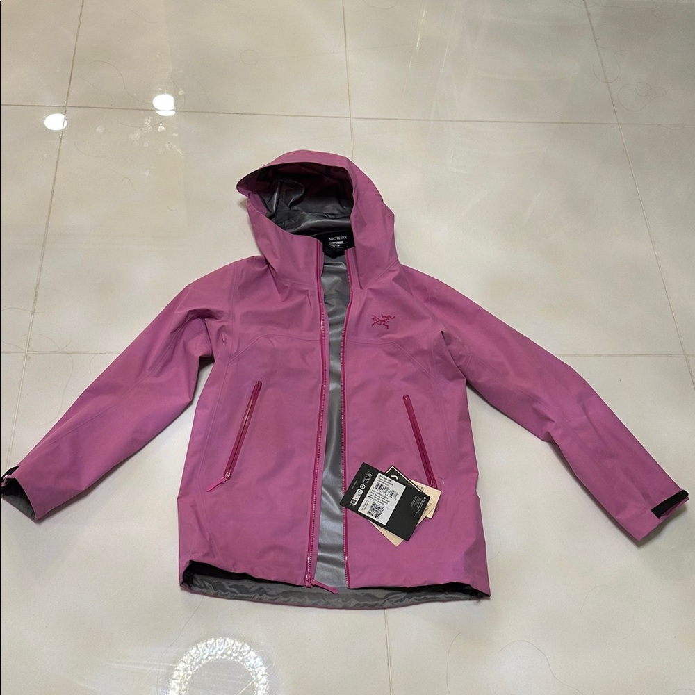 Arc'teryx Women's Beta jacket - Picture 5 of 6